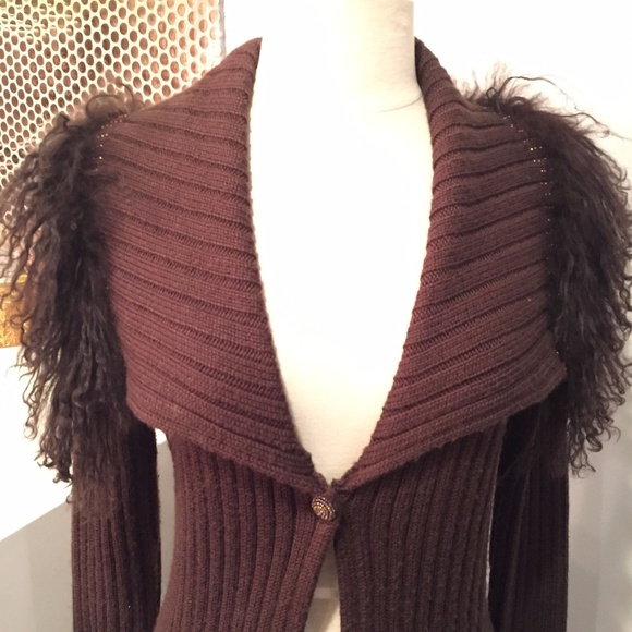 🧥Stylish Brown Sweater with Furry Fringe and Beaded Button - Size Medium 🍂🧥 - Picture 8 of 10